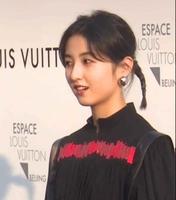 张子枫：我还小不适合烟熏妆！化完妆之后，网友：我没眼花吧？
