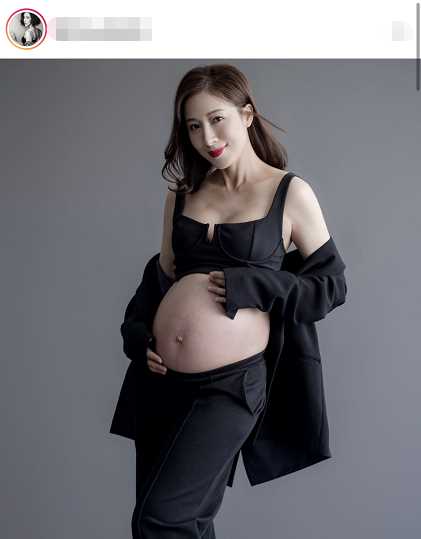 42岁杨怡晒二胎性感孕照！穿黑色内衣四肢纤细，称为孩子存脐带血