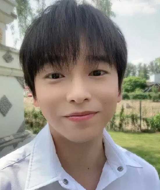 继彭昱畅“照骗”后，鞠婧祎也被扒出P图前原照，是我眼花了？