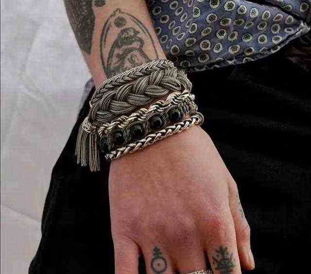 夸张个性的腕带饰品，也能搭配出不俗套的另类着装