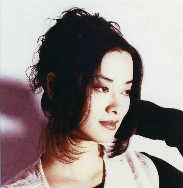 坚强的毛阿敏：40岁冒险产子，58岁丈夫去世，一己之力撑起整个家