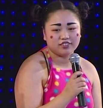 二人转胖妞小黄飞一句狠话搞定男友，又凭一句狠话搞定舞台观众！