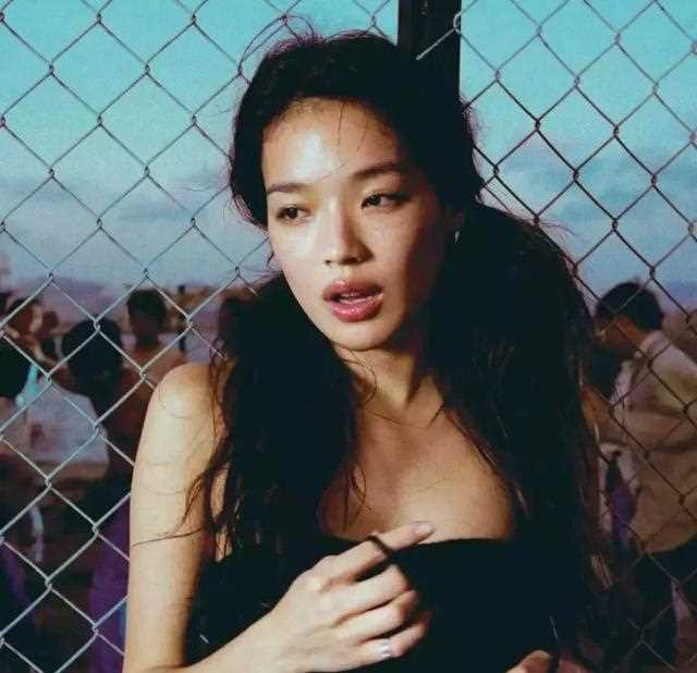 把三级艳星当偶像，离经叛道少女，一脱成名！41岁因脸垮被迫脱圈