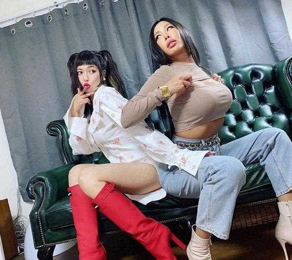 泫雅拍照身材输了，Jessi胸比脸大似女皇，泫雅瞬间乖的像猫