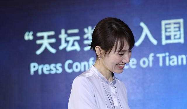 袁泉干练短发现身，近距离镜头下毫无细纹，眼窝深邃真是立体美人