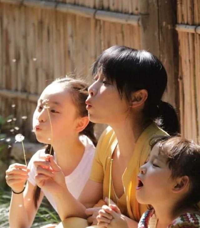 又被刘若英惊艳！简单的衬衣搭背带裤，步入中年的她容颜依旧未变