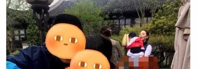 张雨绮产后首次抱娃露面，着装简单跟荧幕形象差距甚远！