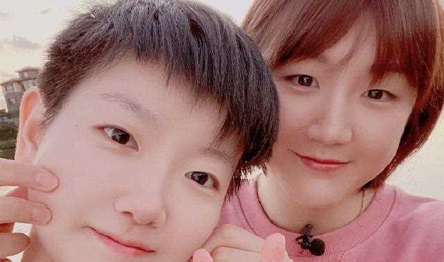 三年了孙颖莎没被捏过“包子”脸，陈梦捏了一把，世界第一与第二