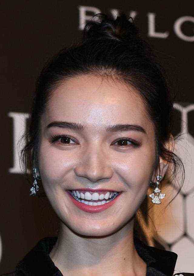杨幂旗下小花都火了，新疆姑娘代斯不温不火，和热巴关系好