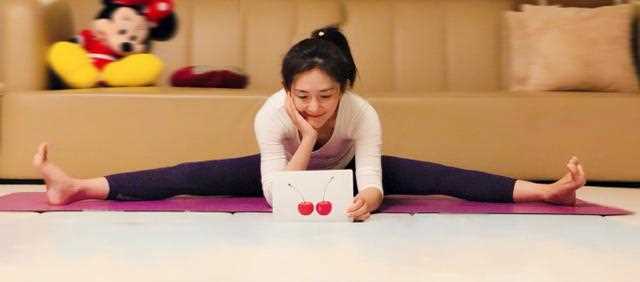 谢娜为女儿们剪刘海，张杰看了直摇头，拿过剪刀“我来！”