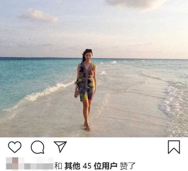 46岁港姐翁嘉穗罕露面，身材苗条长腿抢镜，与李明慧都是人生赢家