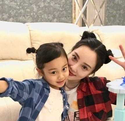 李小璐“恐老”姐弟恋，情史里男人越来越小，何时停止祸害