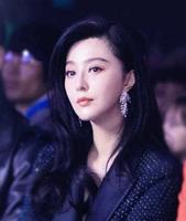 范冰冰穿细钻西装现身，壕气十足与世界小姐张梓琳同框不输气场