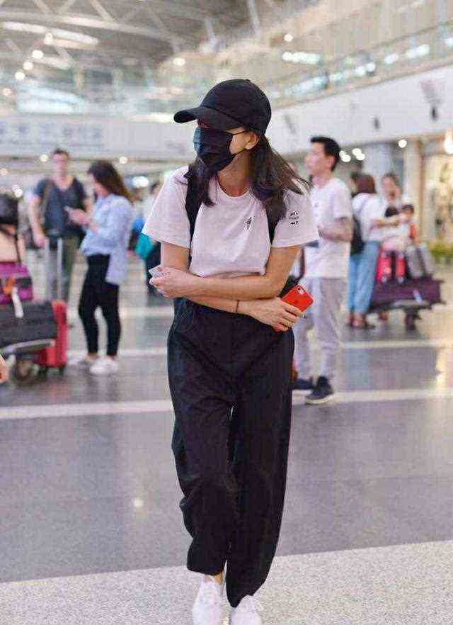 高圆圆现机场，与男闺蜜韩火火一路热聊超亲热，网友：赵又廷该吃醋了！