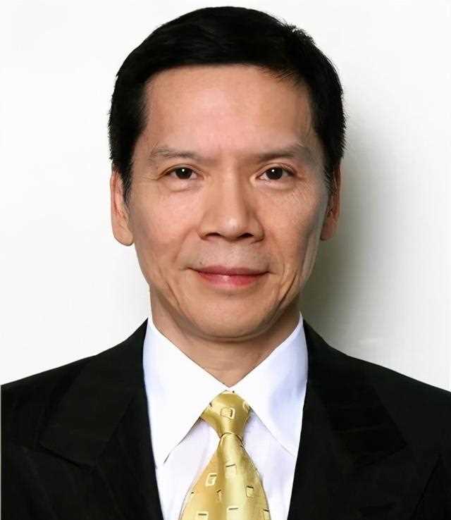 娶过李小龙的情人，李连杰梅艳芳也感激他，为捧儿子砸五亿拍电影