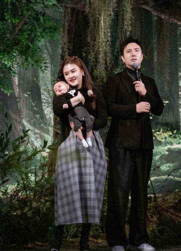 沈腾儿子百日宴，妻美儿萌场面温馨，而沈腾被吐槽像神父