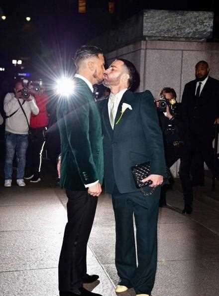 同志婚礼典范：Marc Jacobs的婚戒、婚包、礼服、婚车太有品味了