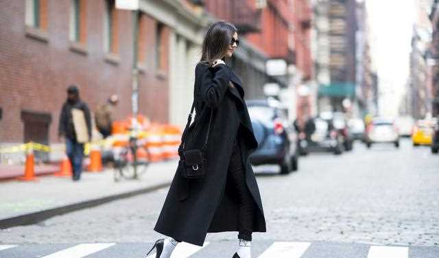 维多利亚-嘉丝蒂黑色大衣+同色手袋 尖头高跟鞋+短袜个性潮范