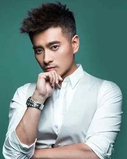 快看，骑电车的武松来了，拿着大喇叭在干嘛