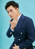 快看，骑电车的武松来了，拿着大喇叭在干嘛