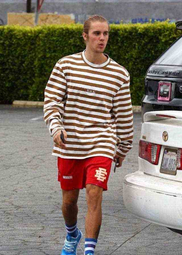 梳起小辫子，裤子也提上去了，再回颜值巅峰