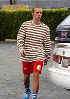 比伯终于换发型了，梳起小辫子，裤子也提上去了，再回颜值巅峰