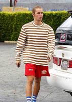 比伯终于换发型了，梳起小辫子，裤子也提上去了，再回颜值巅峰