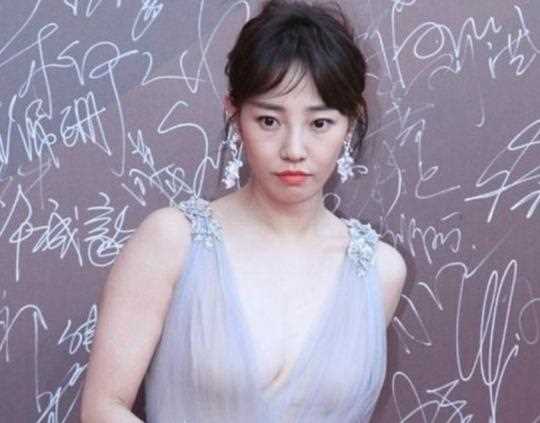 白百何登台献唱笑魇如花，身材走形与男舞伴频频互动