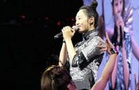 白百何登台献唱笑魇如花,身材走形与男舞伴频频互动 白百何登台献唱笑魇如花,身材走形与男舞伴频频互动