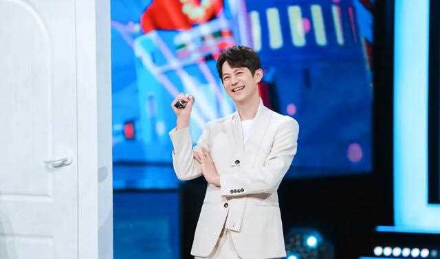 每日八卦：何炅成功翻身？baby获大佬赠见面礼？许凯景甜联手了？