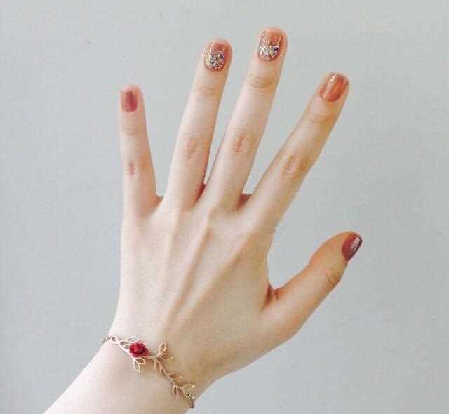 霍思燕这款美甲一般人都不敢尝试，颜色跳跃一不小心就显手黑