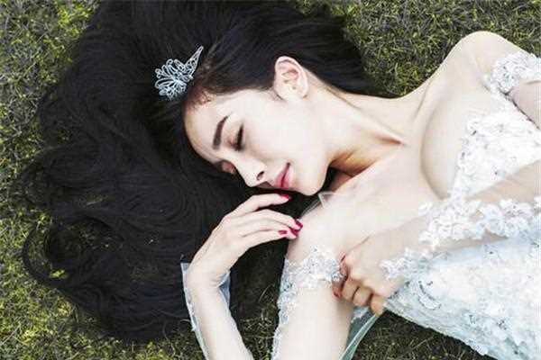 追星门槛日益抬高！杨幂手绘邀粉丝填色，收图收到手机放不下