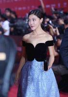 de7a0406-113a-4814-806f-3dfff73b70b7_1.jpg 笑的坦荡不畏流言!“小姨妈”邓家佳隐婚四年离婚,36岁活出气质
