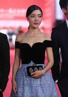 de7a0406-113a-4814-806f-3dfff73b70b7_2.jpg 笑的坦荡不畏流言!“小姨妈”邓家佳隐婚四年离婚,36岁活出气质