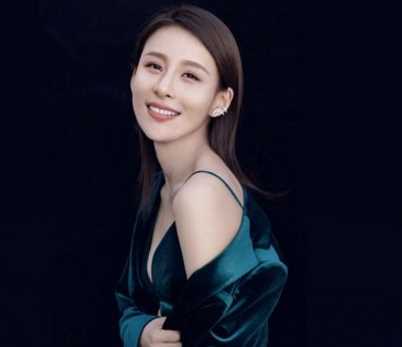 贾青的这款发型中性优雅，吴倩的露额丸子头俏皮可爱