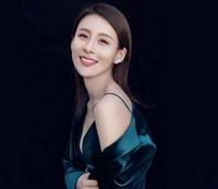贾青的这款发型中性优雅，吴倩的露额丸子头俏皮可爱