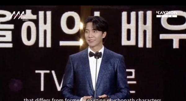 李政宰夺大赏！下飞机直奔领奖《鱿鱼》爆红：我很幸运