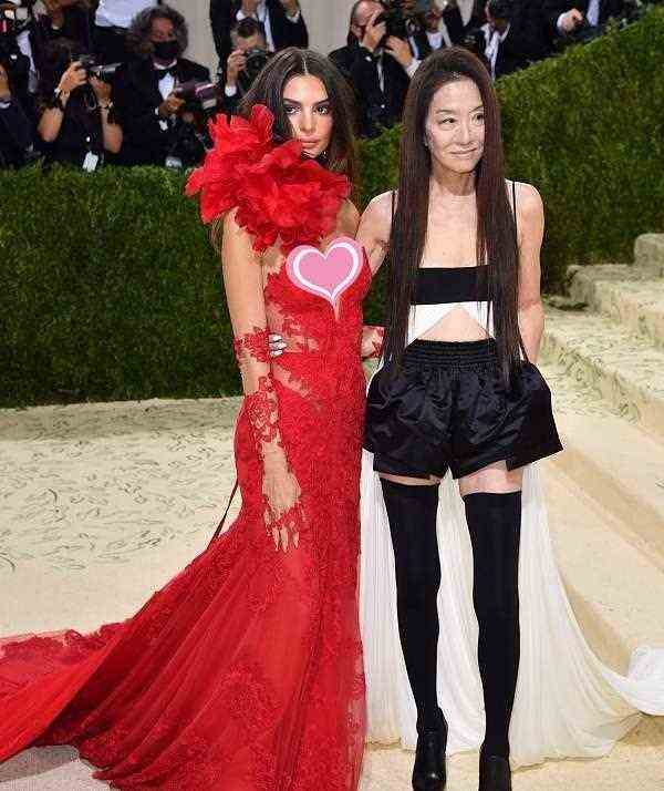 72岁王薇薇性感走红毯，穿露脐装配黑丝袜，比年轻小姑娘还时髦