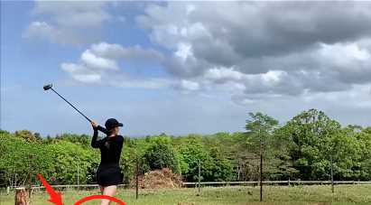 43岁爱戴穿短裙打高尔夫，挥球姿势暴露真水平，一双玉腿又白又直