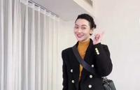 43岁爱戴穿短裙打高尔夫，挥球姿势暴露真水平，一双玉腿又白又直