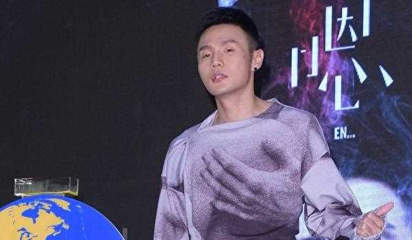 李荣浩特制随身录音棚 分享双脚悬空睡觉绝招