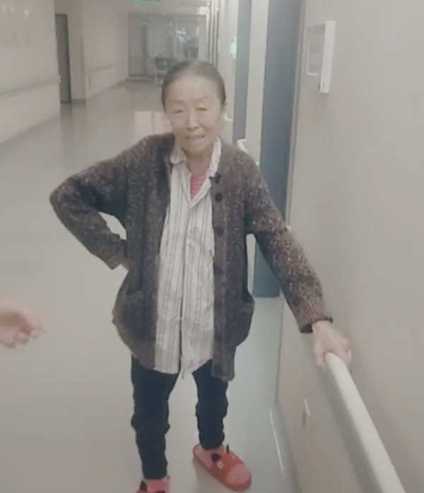 老戏骨张少华罕露面，穿病号服手扶墙才站稳，83岁身旁仅有一人陪