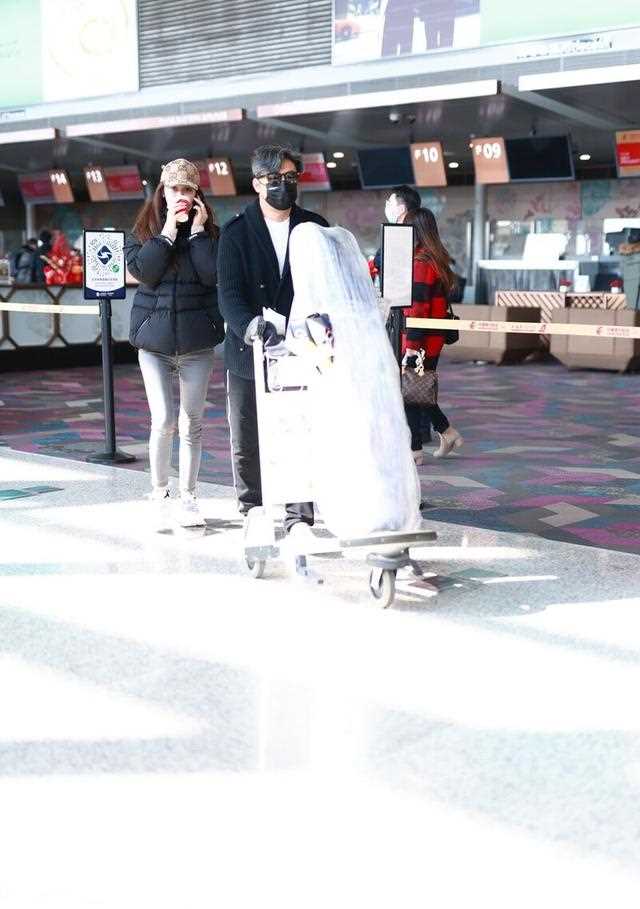 王岳伦恋上花珊珊，软饭男和精明女的较量，还是男人都爱女网红？