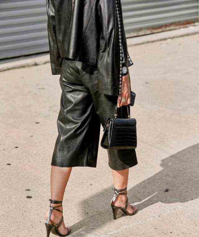 短毛裤重新出山，比皮裤暖和比牛仔裤时尚，你还没有入手吗