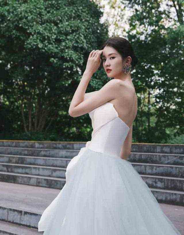 乔欣婚纱大片带来惊喜，抹胸露背妖娆妩媚