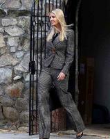 伊万卡这身灰色格纹套装霸气又显腿长，20公分细高跟是不是多余了