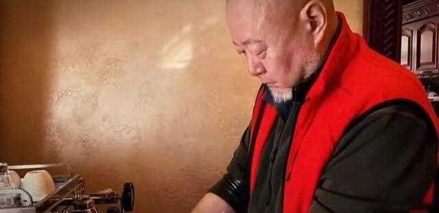 59岁火风晒出近况，豪宅内做手磨咖啡，胡子全白显沧桑