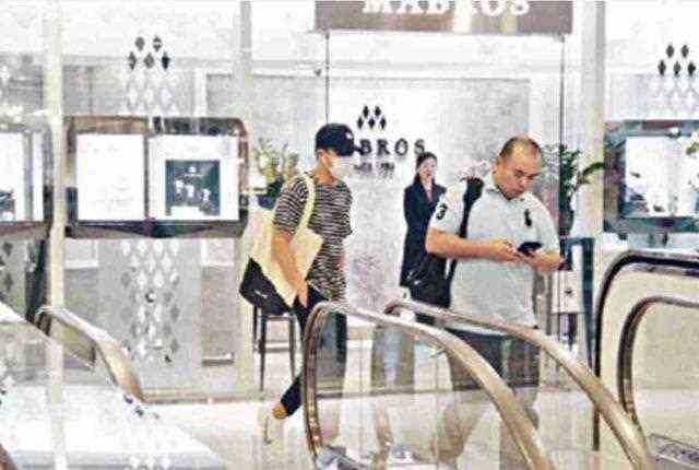 刘恺威离婚后低调出行首次被抓拍，记者疯狂提问离婚状况让人唏嘘