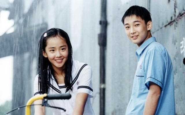 “国民妹妹”文根英31岁依然少女感十足，小清新妆容很减龄时尚！