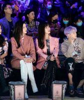 by2姐妹受邀看秀，穿西装搭长靴坐前排，妹妹剪刘海更有辨识度